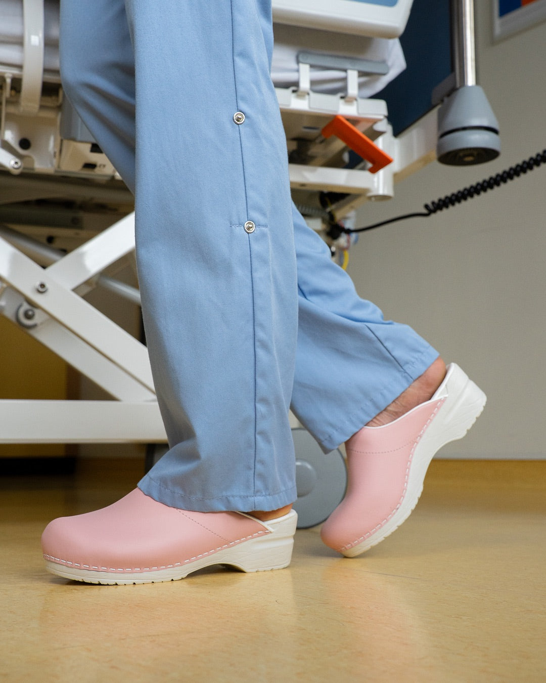Zijaanzicht van de roze Florensa Flex medische klomp, een populaire keuze voor kliniek en praktijk